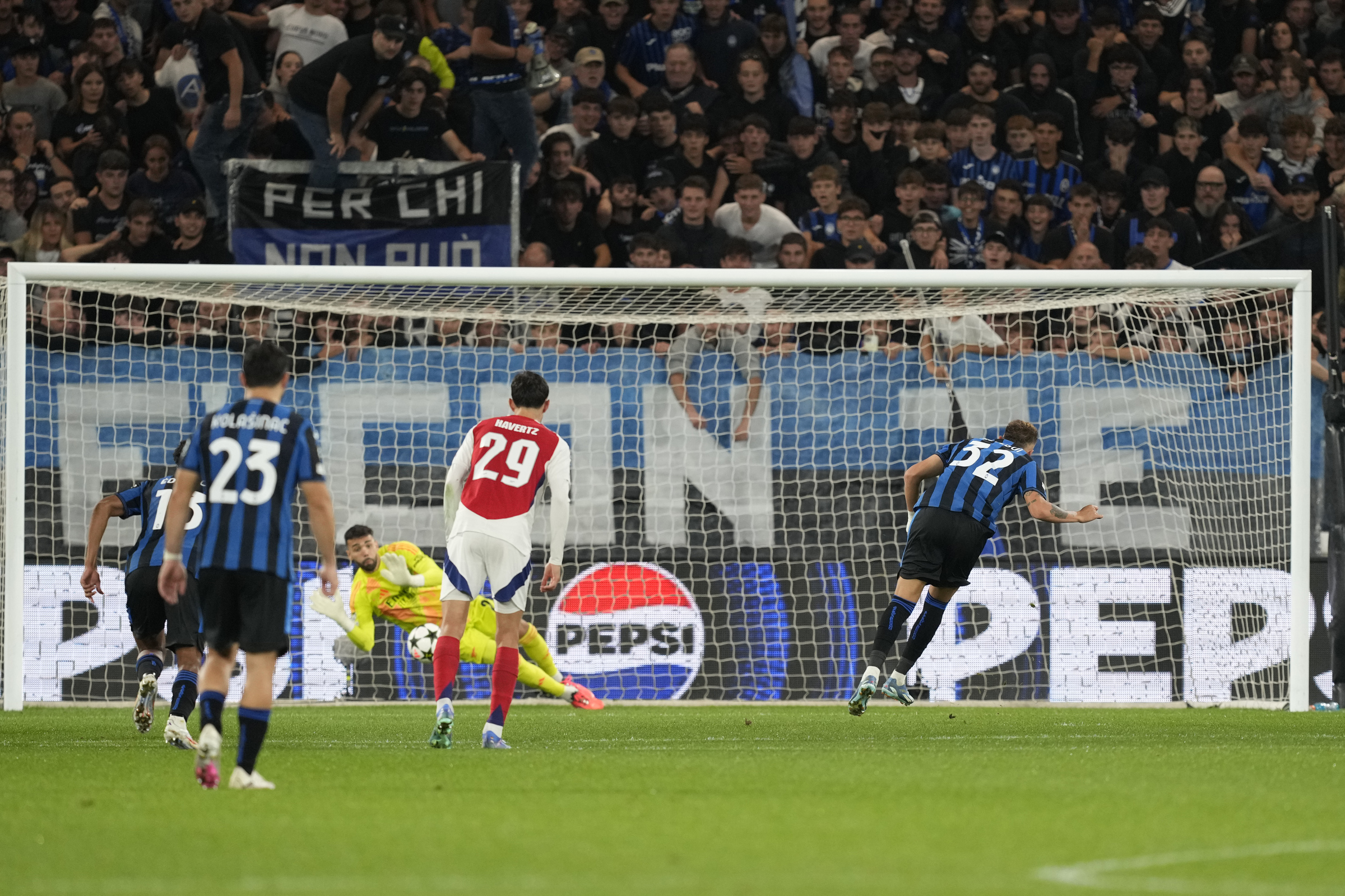 Champions League, Atalanta vs Arsenal, rigore parato di Mateo Retegui